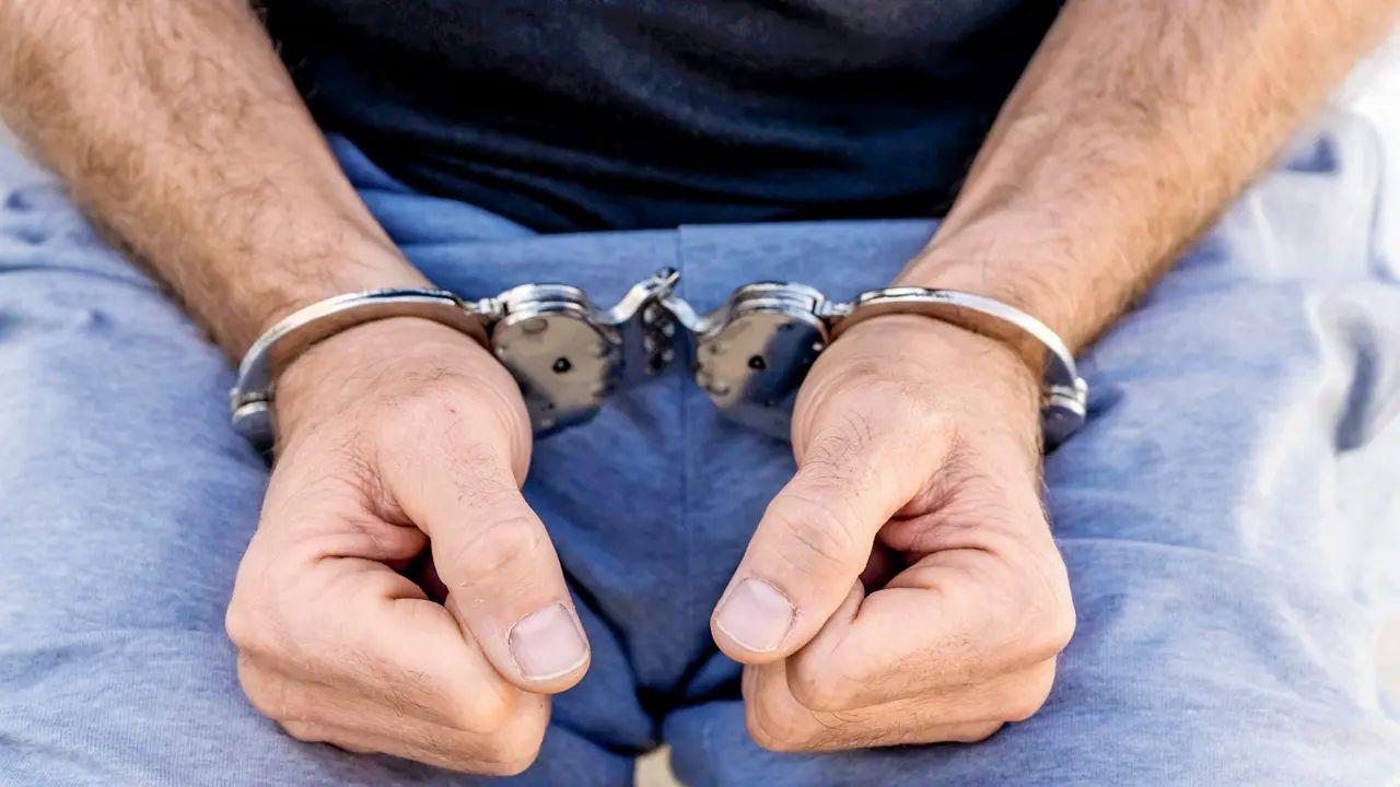 Man arrested with Rs 37.64-lakh cash at Bengal's Howrah station